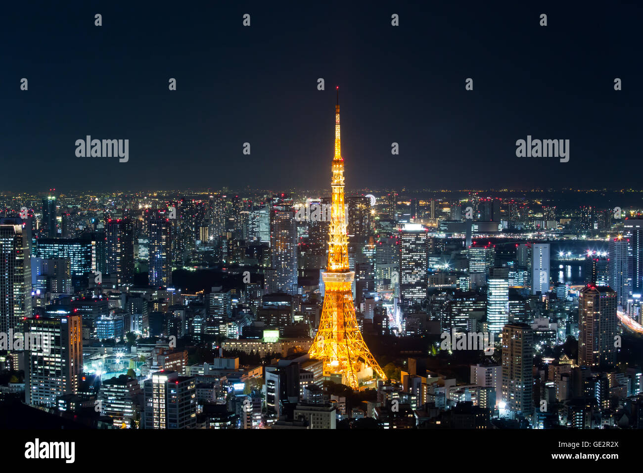 Vista superiore del paesaggio urbano di Tokyo di notte, Giappone Foto Stock