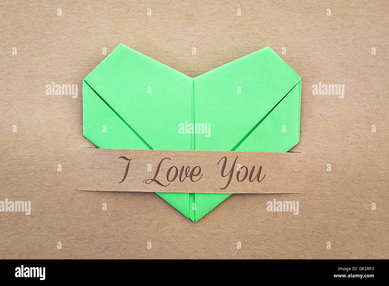 Scheda di San Valentino, il cuore verde di forma su carta marrone con "ti amo' etichetta Foto Stock