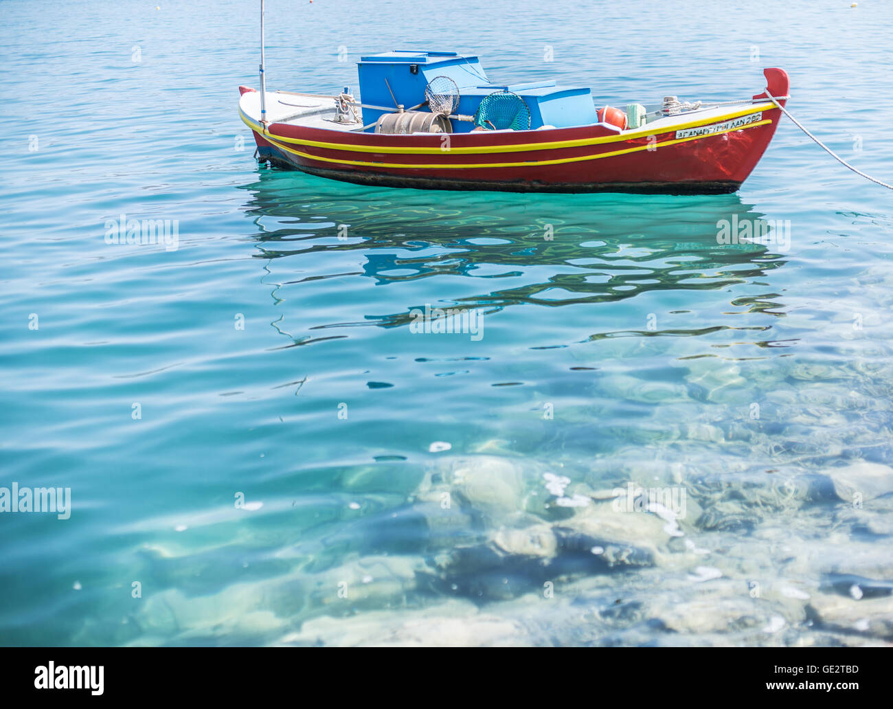 Barche di pescatori sulla costa di Elounda delle Crete. Foto Stock