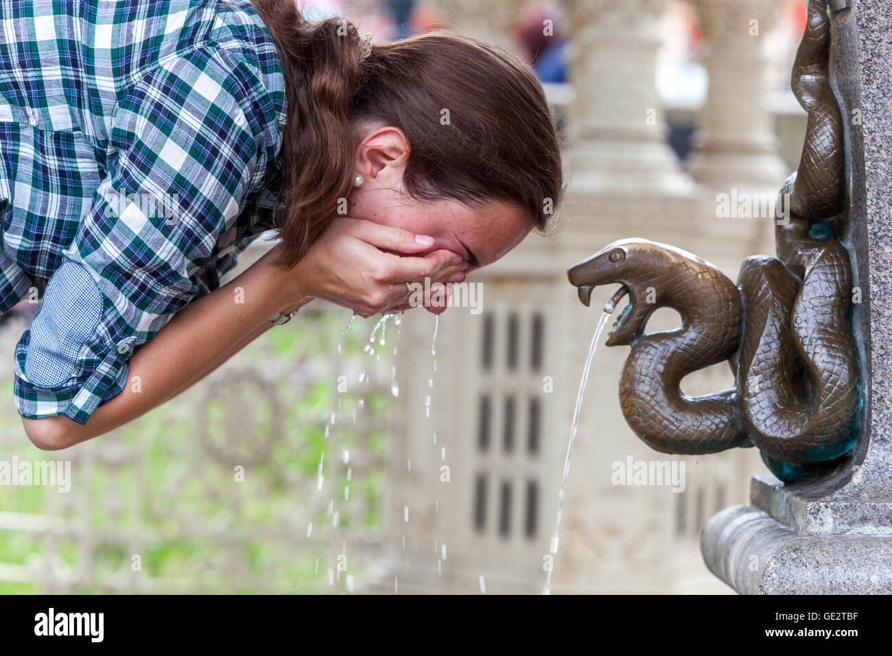 Molla di serpente a colonnato, acqua minerale, donna faccia il lavaggio, Karlovy Vary Repubblica Ceca Foto Stock