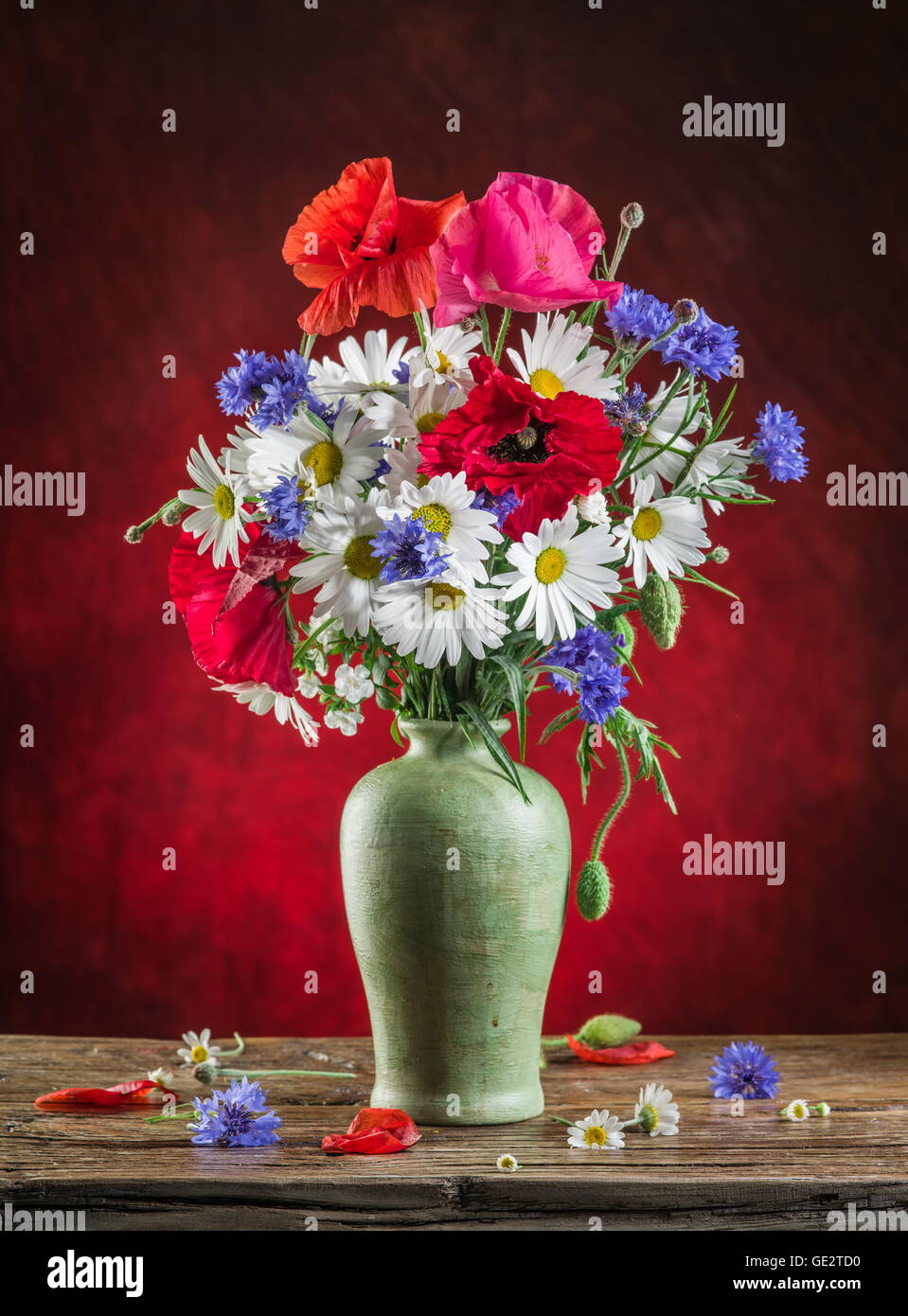 Bouquet di fiori di campo in un vaso sul tavolo di legno. Foto Stock