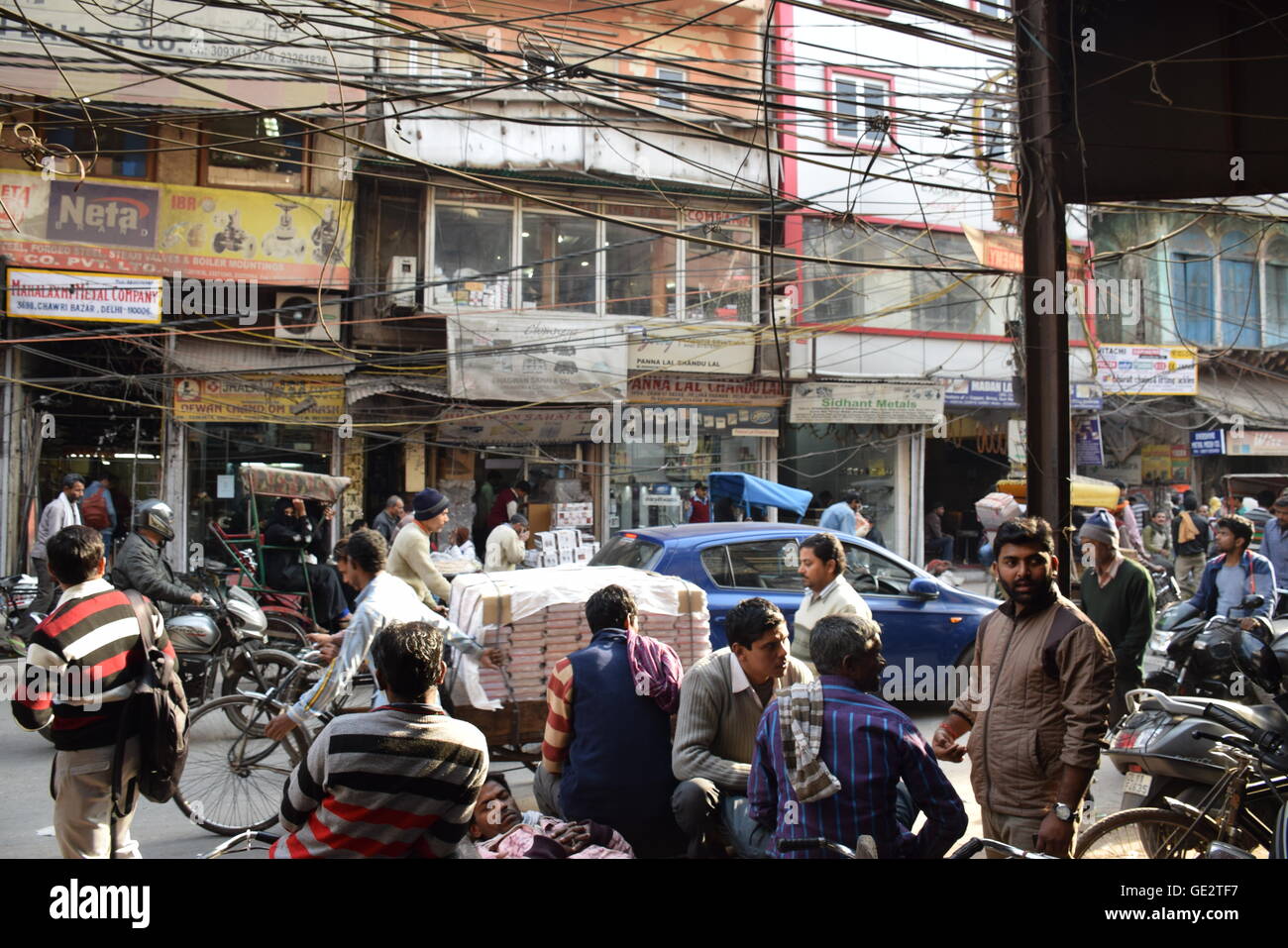 La vita quotidiana in strade affollate di Chandni Chowk, New Delhi, India Foto Stock