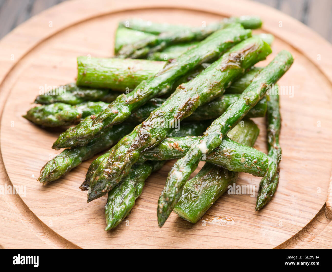 Cuocere gli asparagi germogli sul vassoio in legno Foto Stock
