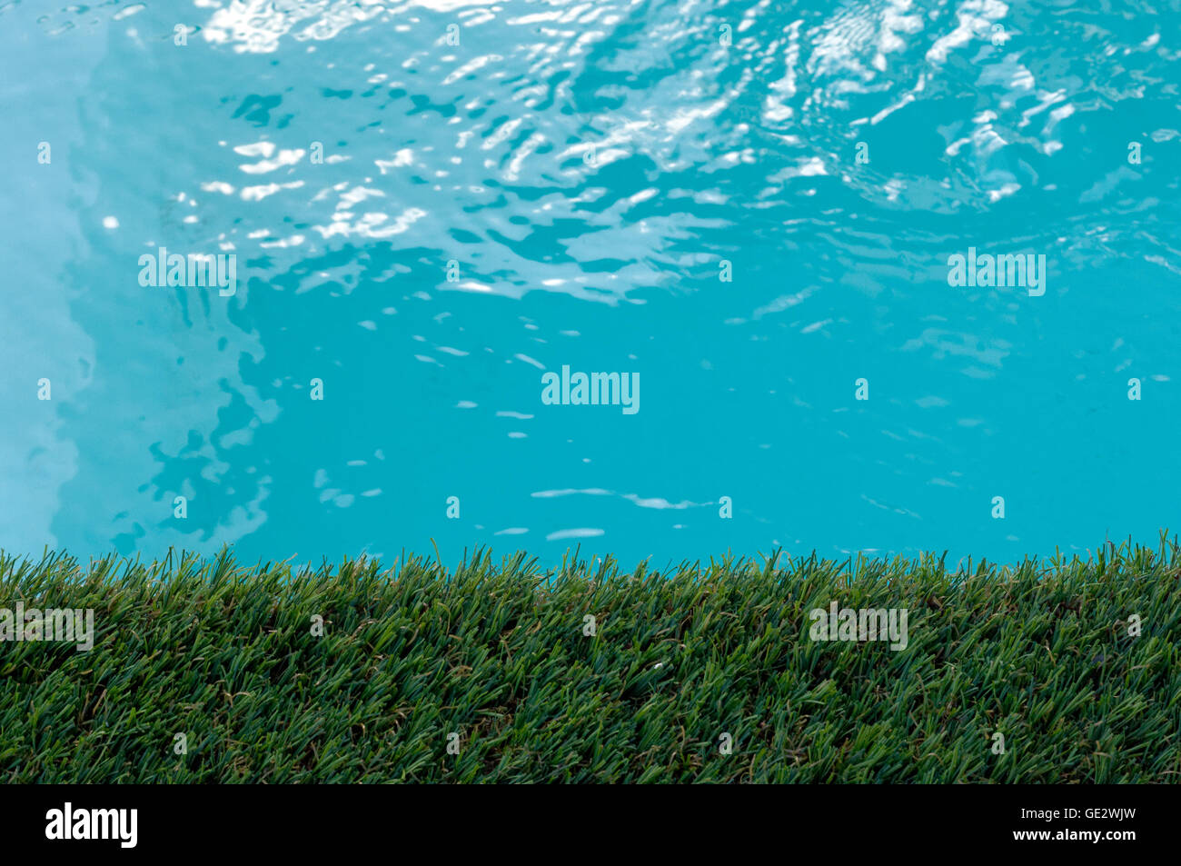 Dettaglio della piscina interna con erba artificiale Foto Stock