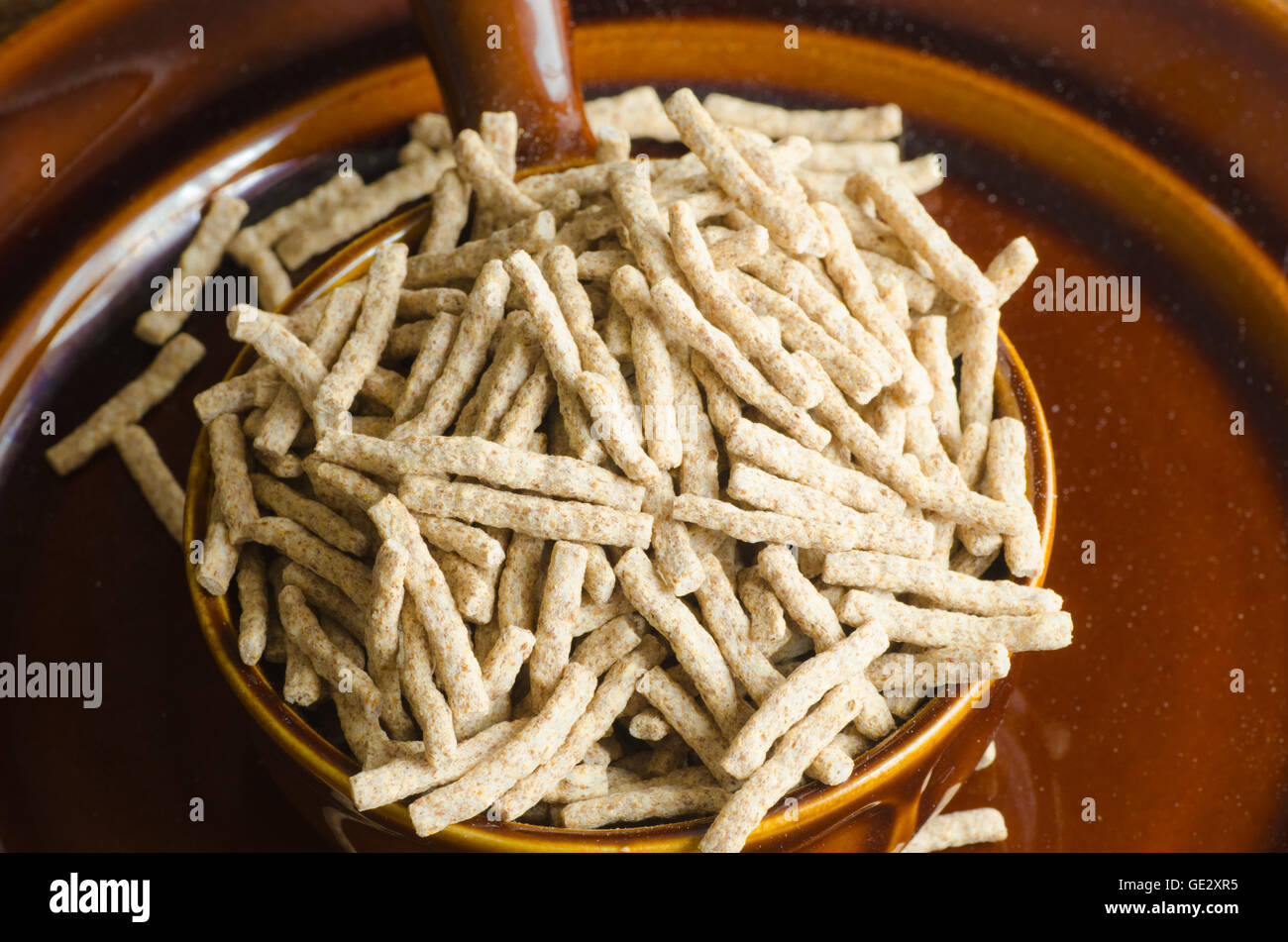 La porzione delle fibre dietetiche nella ciotola marrone Foto Stock