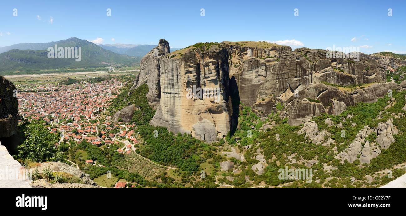 Il panorama della città di Kalampaka e Meteora, Grecia Foto Stock