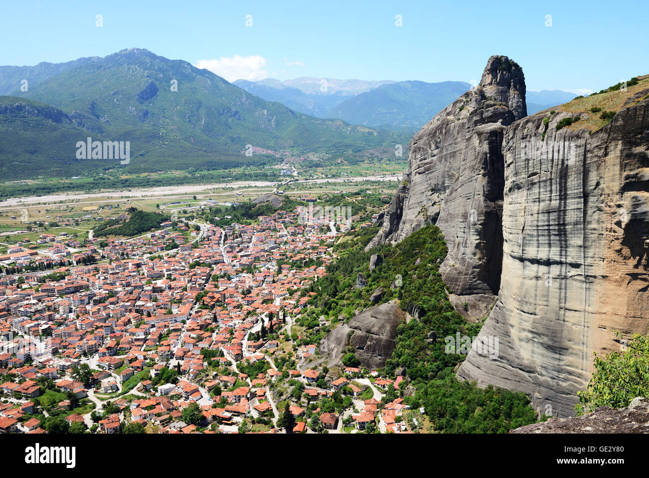 La vista sulla città di Kalampaka e Meteora, Grecia Foto Stock