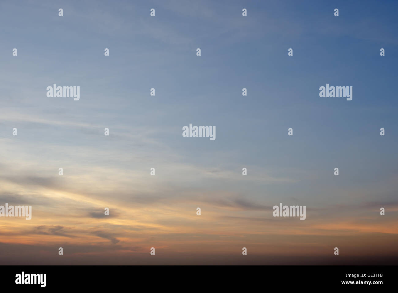 Sfondo cielo durante il tramonto di sera il tempo con le nuvole Foto Stock