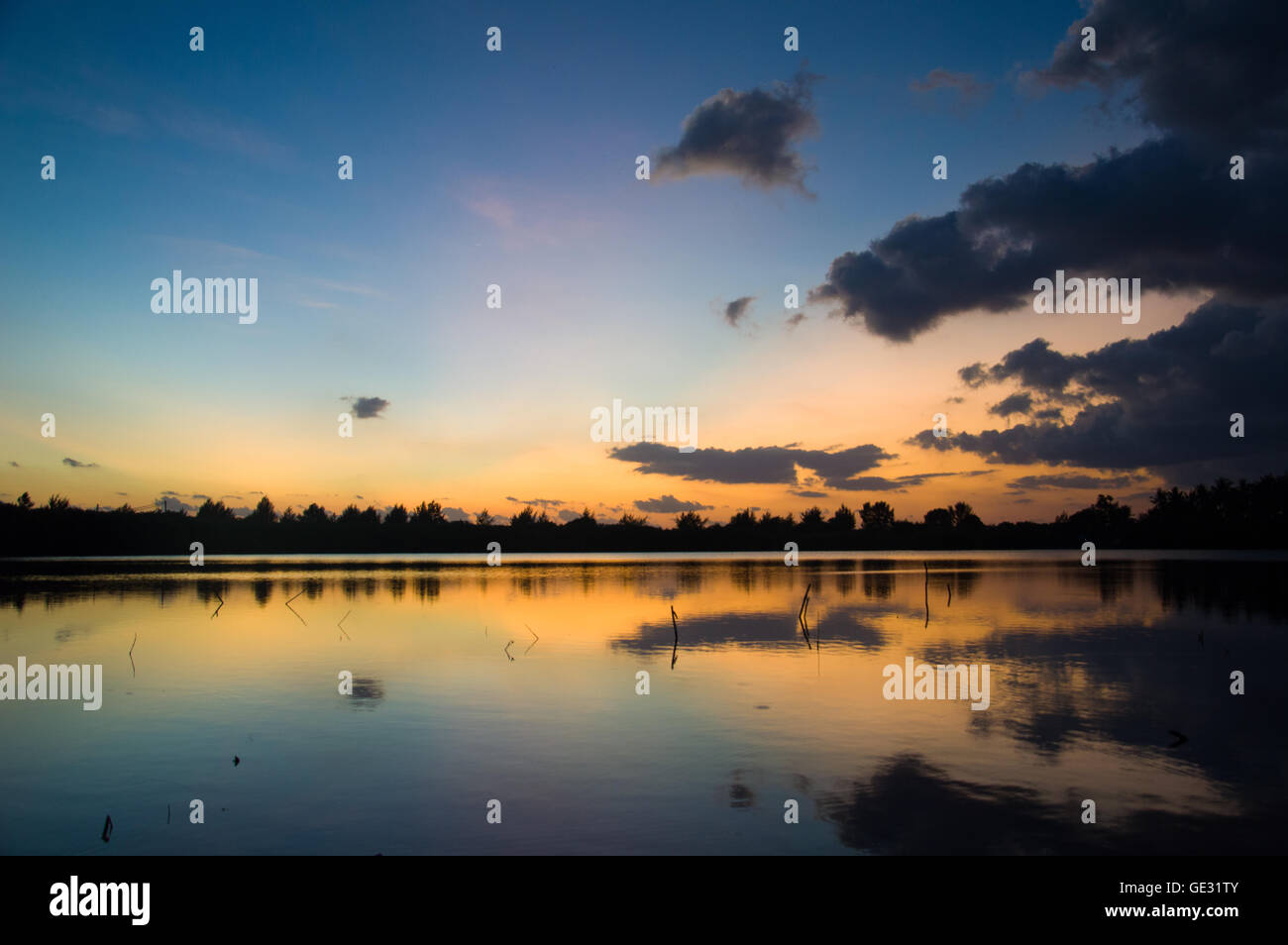 Tramonto al lago di acqua salata sul Gili Meno, Indonesia Foto Stock