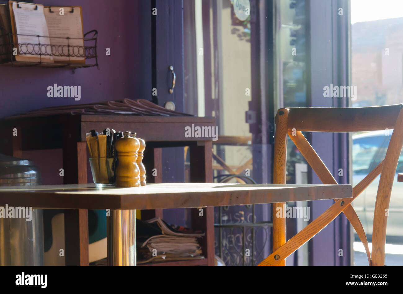Un sale e pepe macinino sedersi su un tavolo in un coffee shop a Sydney Foto Stock