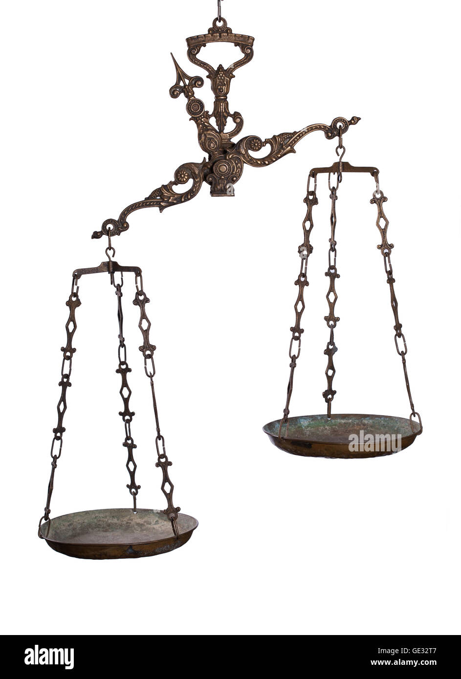 Antique rusty bilancia isolati su sfondo bianco. Giustizia e di rendere il concetto di decisione. Odds irregolare, non essendo in equilibrio Foto Stock