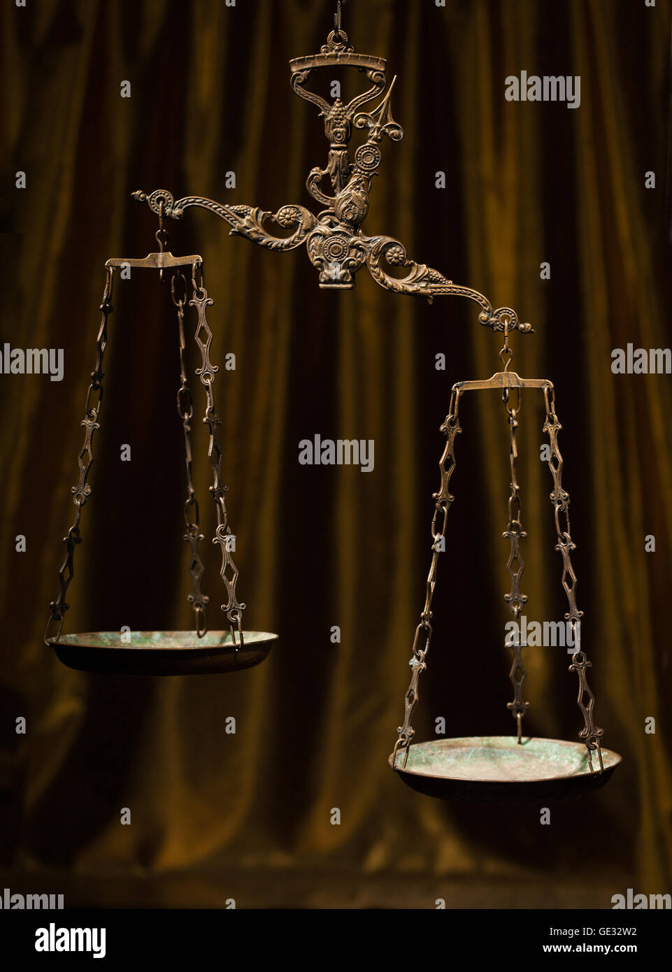 Antique arrugginito scala di pesatura su sfondo dorato. Foto Stock