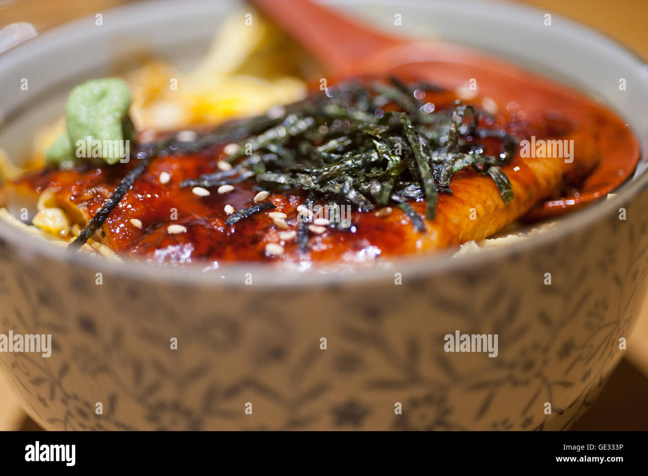 Giapponese tradizionale di spaghetti ramen con anguilla unagi sulla parte superiore Foto Stock