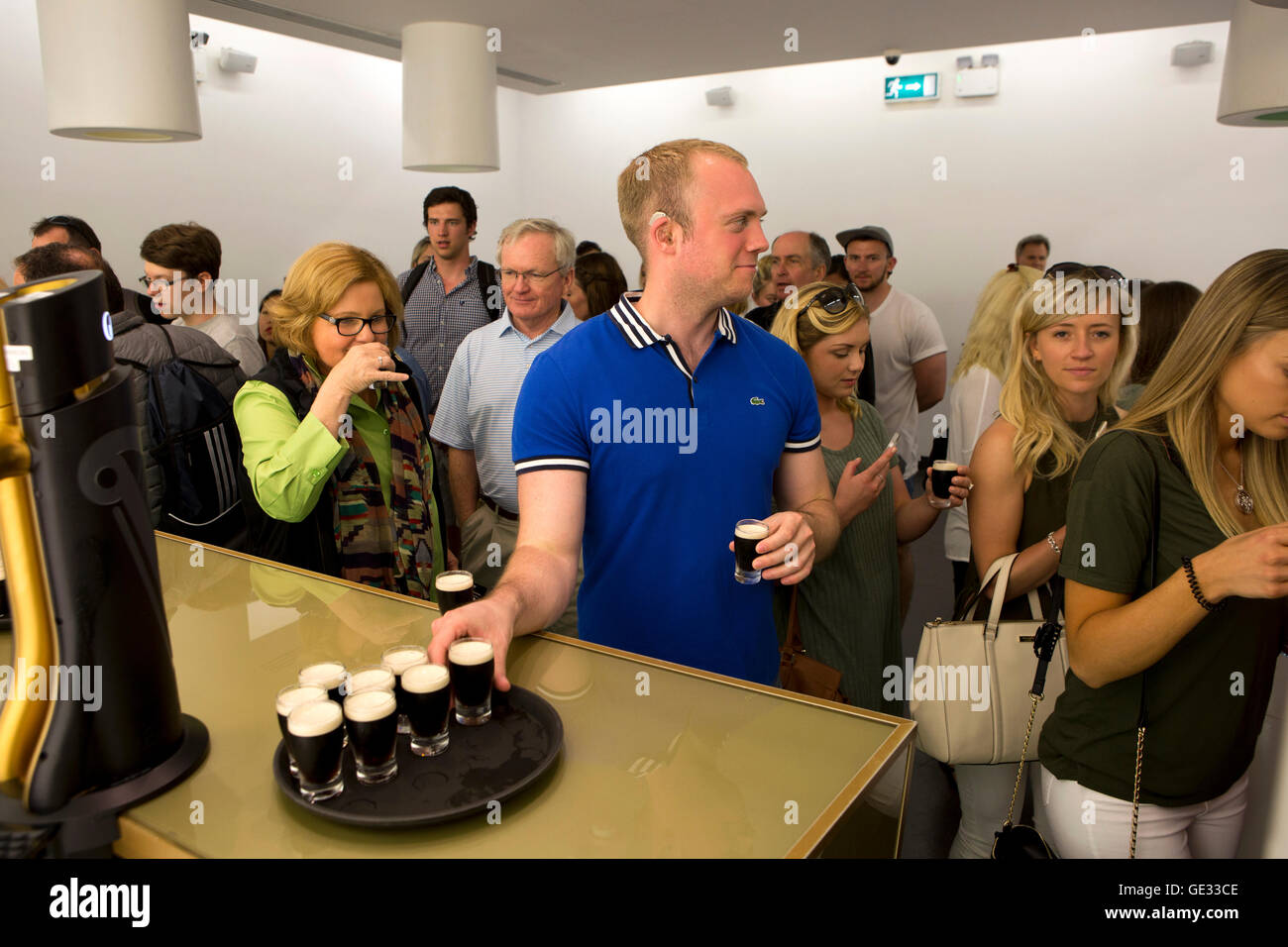 Irlanda, Dublino, Ainsfort Street, Magazzino Guinness Brewery attrazione turistica, la sala di degustazione Foto Stock