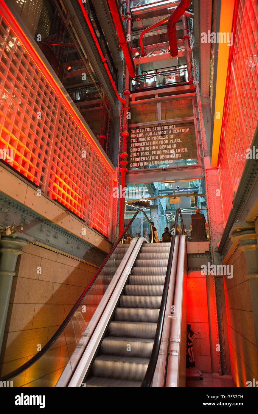 Irlanda, Dublino, Ainsfort Street, Magazzino Guinness Brewery attrazione turistica, escalator Foto Stock