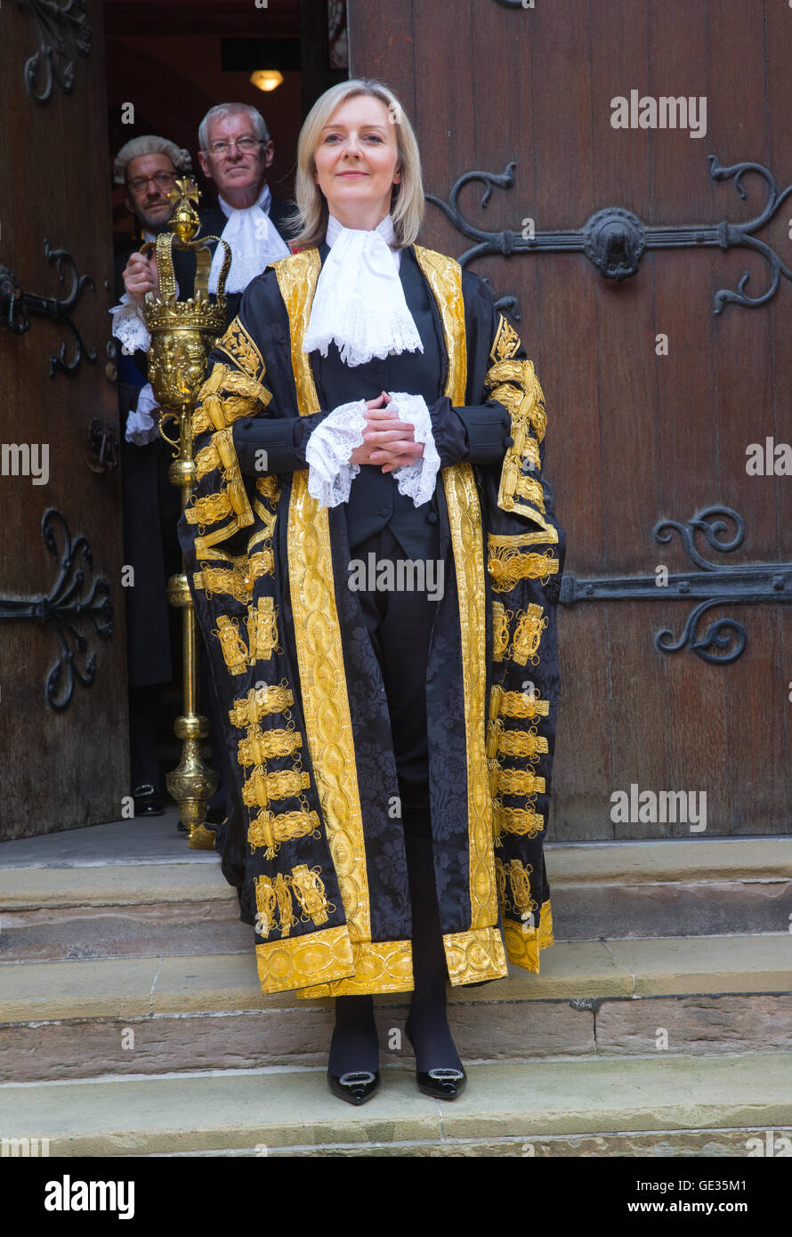 Liz Truss,Giustizia segretario,è giurato in quanto il signore cancelliere presso il Royal Courts of Justice. Foto Stock