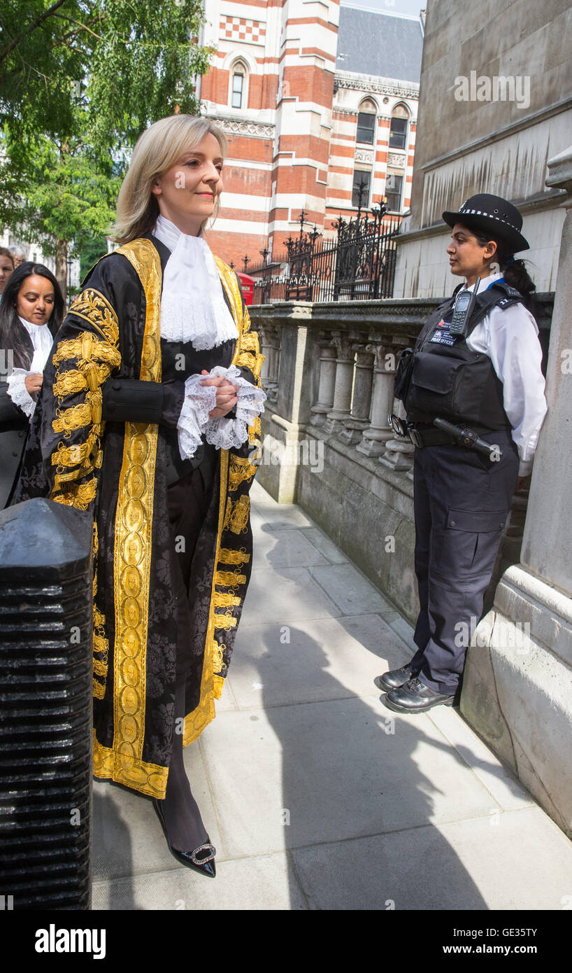 Liz Truss,Giustizia segretario,è giurato in quanto il signore cancelliere presso il Royal Courts of Justice. Foto Stock