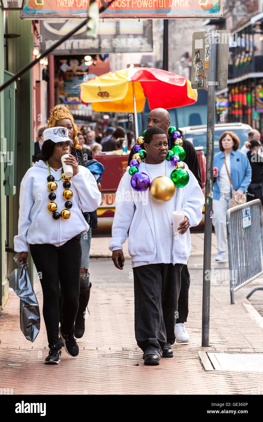 Persone che indossano costumi divertenti celebrare la famosa Mardi Gras carnevale sulla strada nel quartiere francese. Foto Stock
