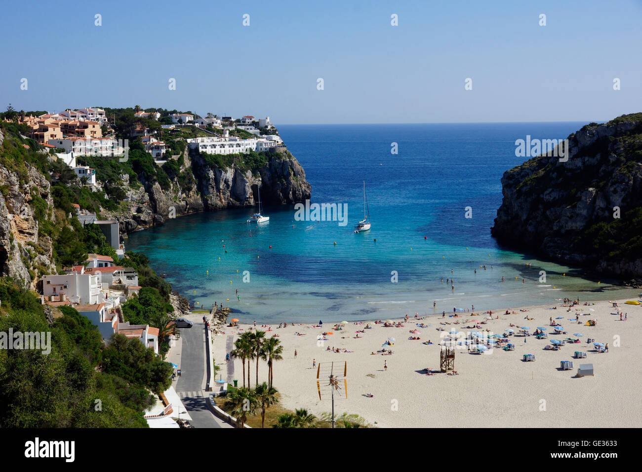 Geografia / viaggi, Baleari Spagna Islds., Menorca, Cala en Porter: Village,beach, baia Additional-Rights-Clearance-Info-Not-Available Foto Stock
