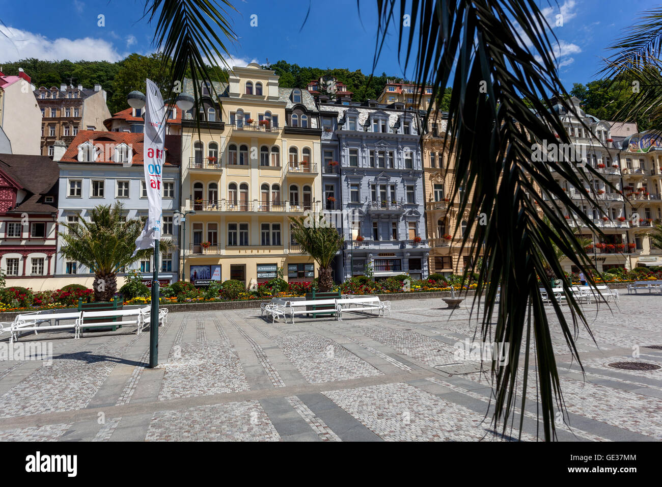 Il centro della città con edifici e alberghi lungo il colonnato, di Karlovy Vary (Carlsbad), città termale, West Bohemia Repubblica Ceca Foto Stock