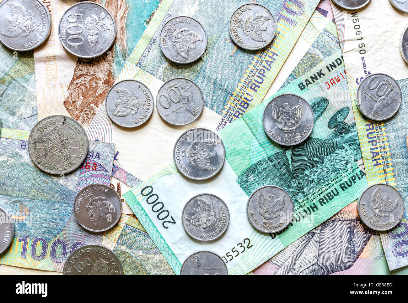 Il denaro da Indonesia, rupiah le banconote e le monete in euro. Foto Stock