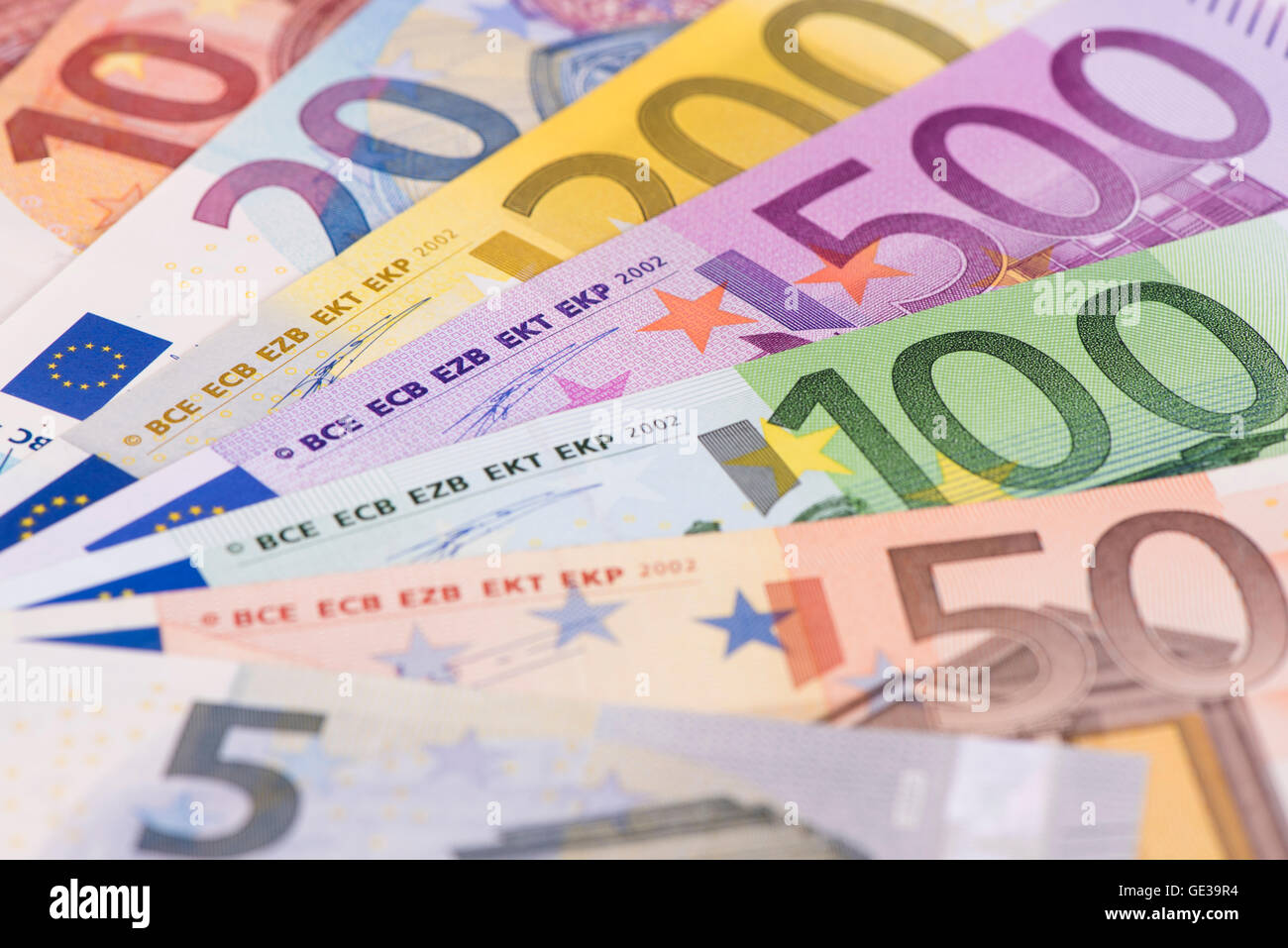 Le banconote in euro in dettaglio nella tabella Foto Stock