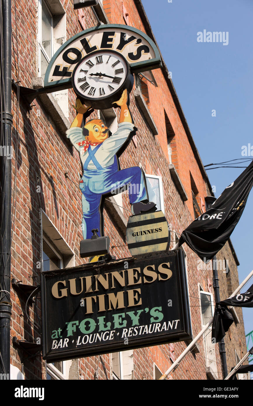 Irlanda, Dublino, Merrion Row, Foley's Bar, Guinness segno di orologio Foto Stock