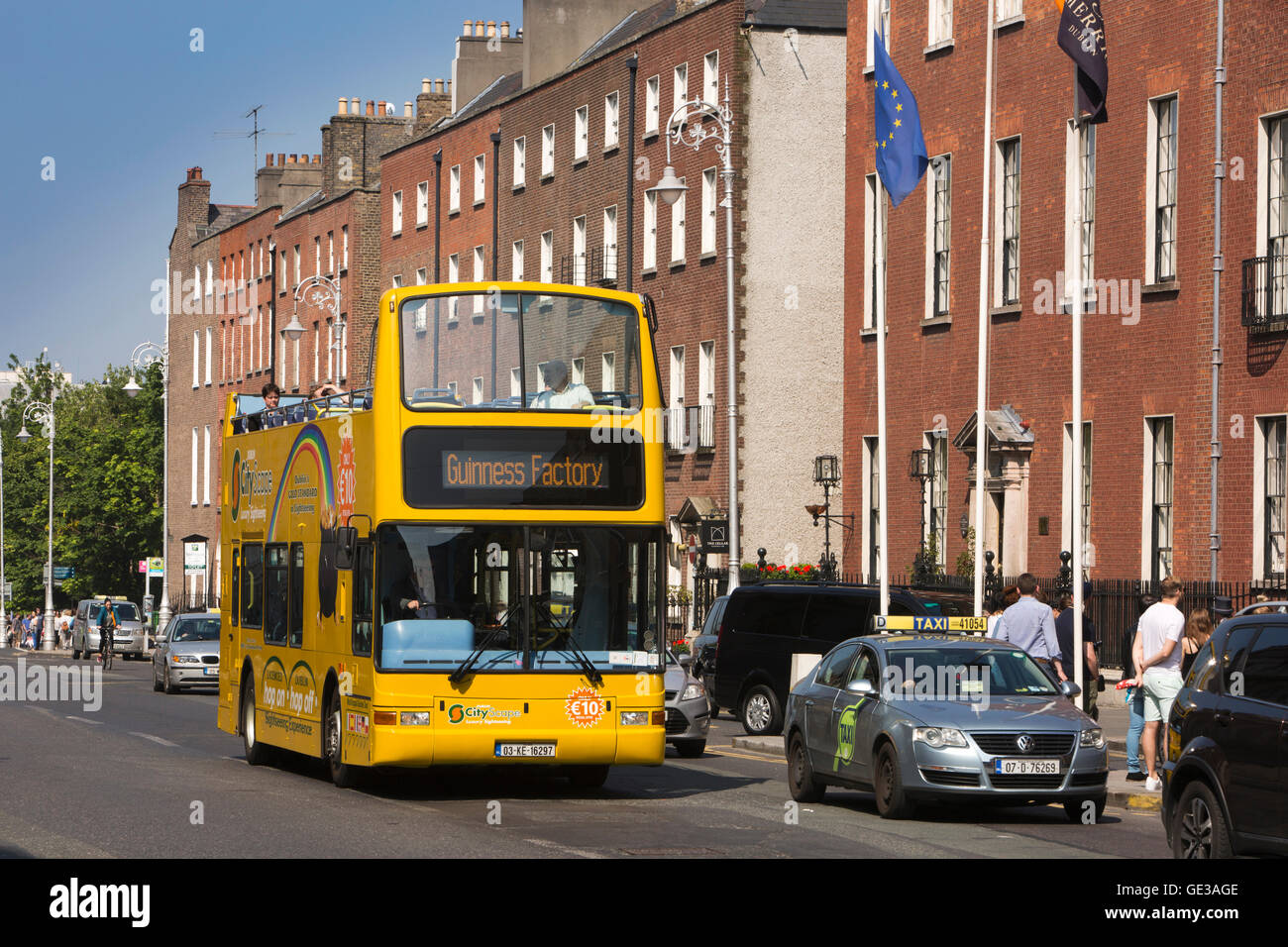 Irlanda, Dublino, Merrion Street Upper, Cityscape scoperto bus tour con Guinness fabbrica scheda di destinazione Foto Stock