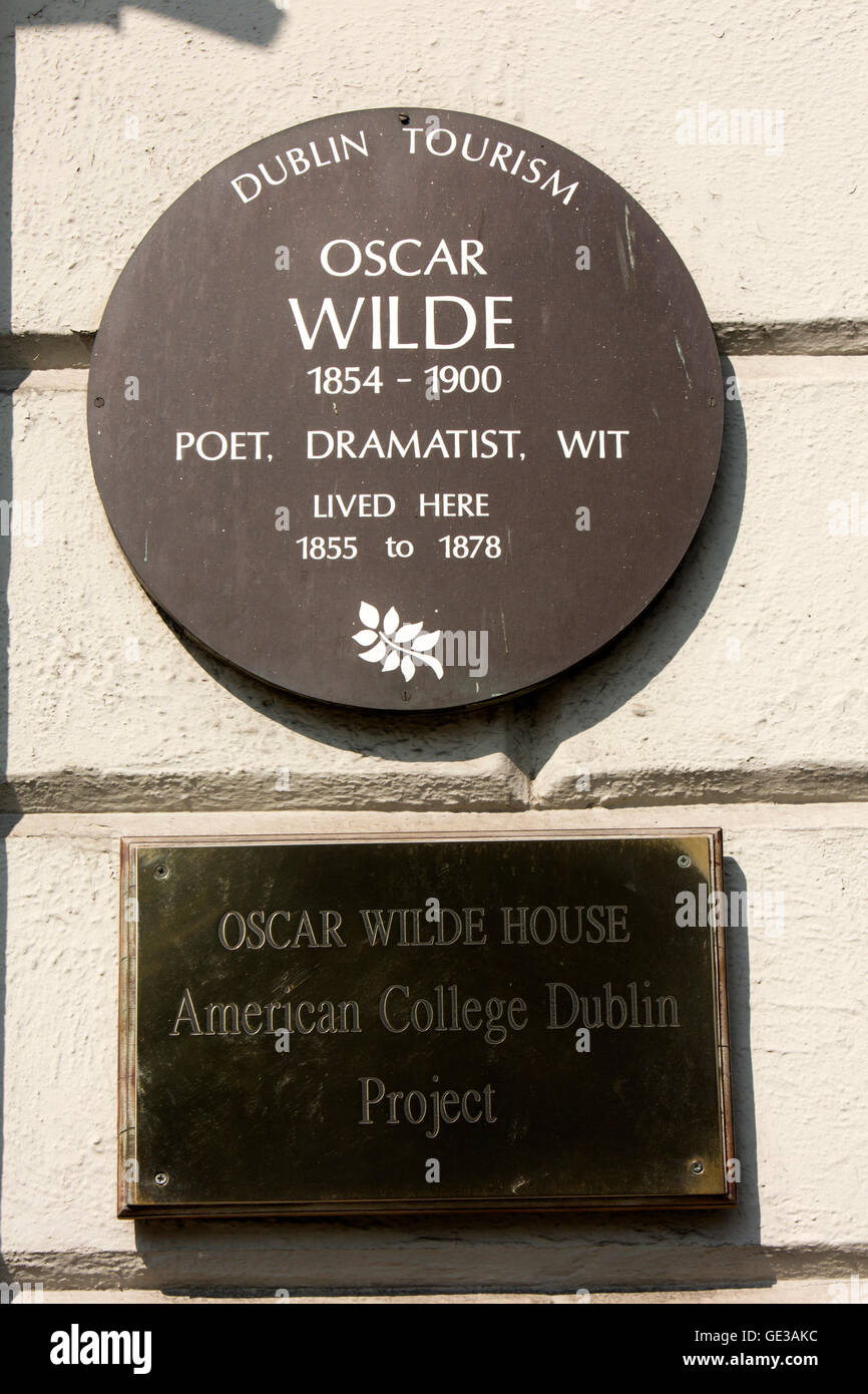 Irlanda, Dublino, Merrion Square North, placca su Oscar Wilde la casa dell'infanzia, ora American College di Dublino Foto Stock