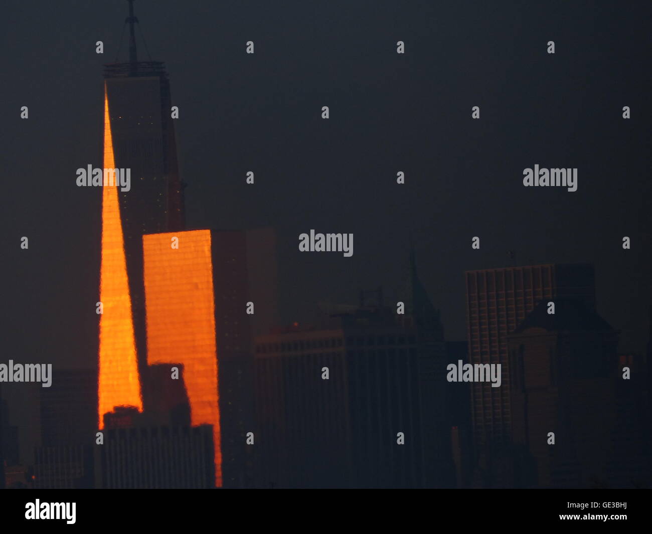 One World Trade Center fotografata da Borough Park Brooklyn, a circa 8 miglia di distanza Foto Stock