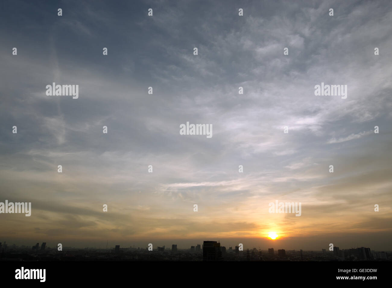 Tramonto di sera con una bella scena di cloud e silhouette la costruzione di scena Foto Stock