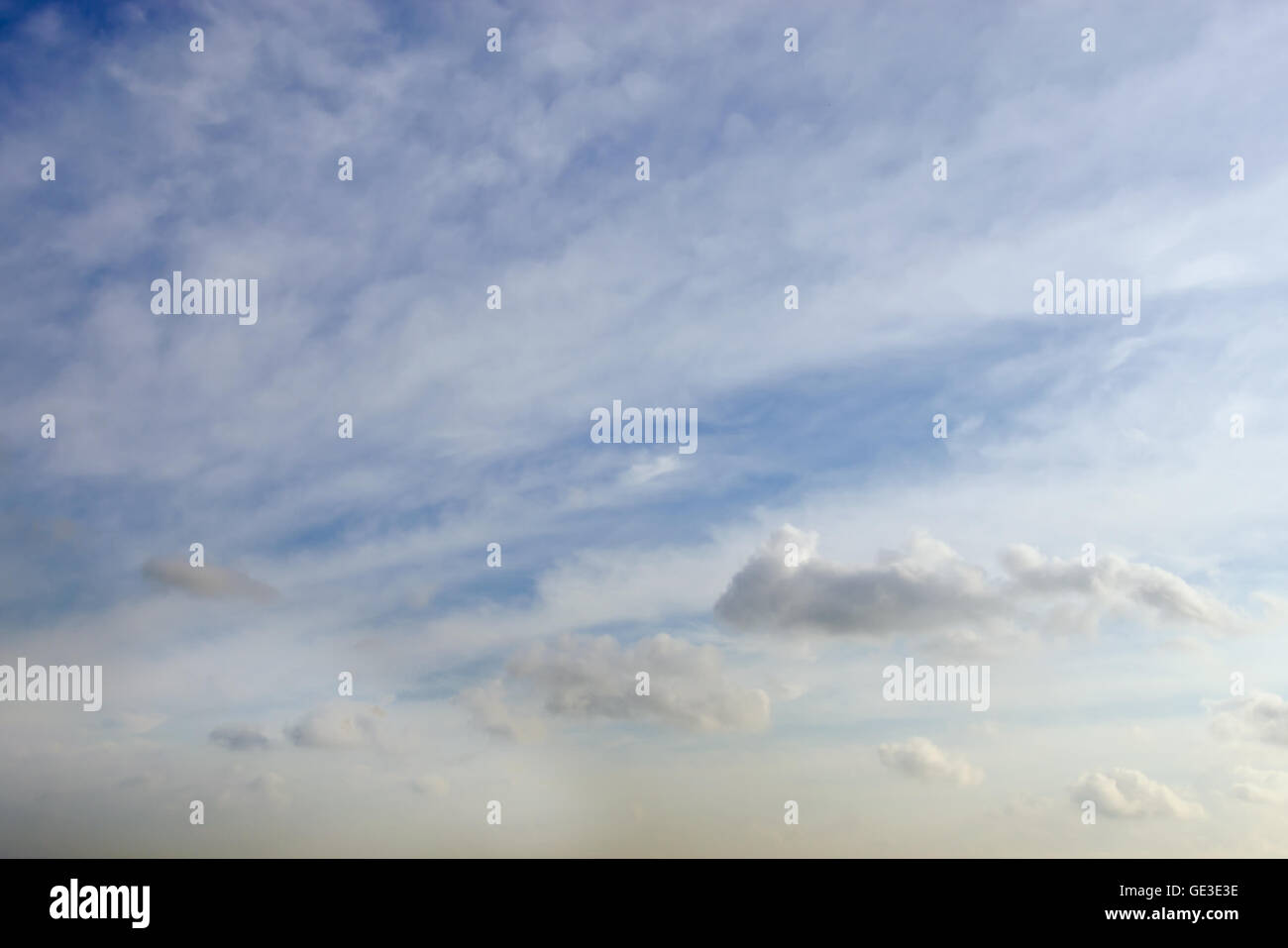 Cielo blu chiaro con la nuvola bianca su un estate giorno lucido Foto Stock