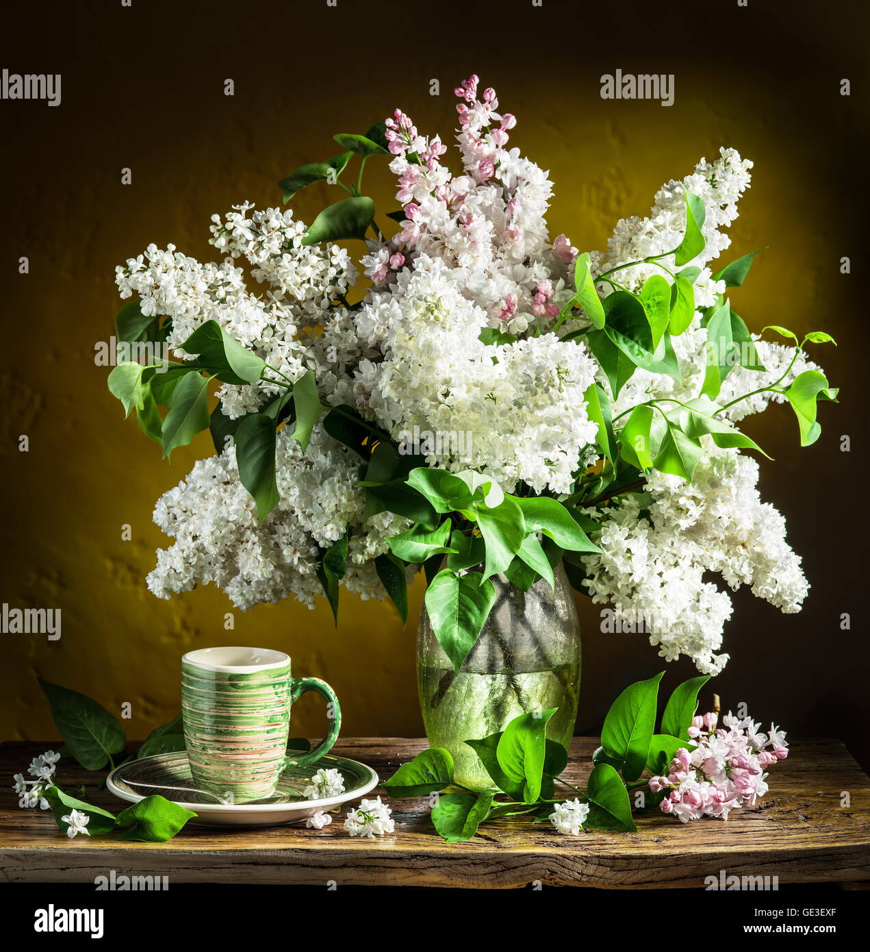 Bouquet lilla sul tavolo di legno. Foto Stock