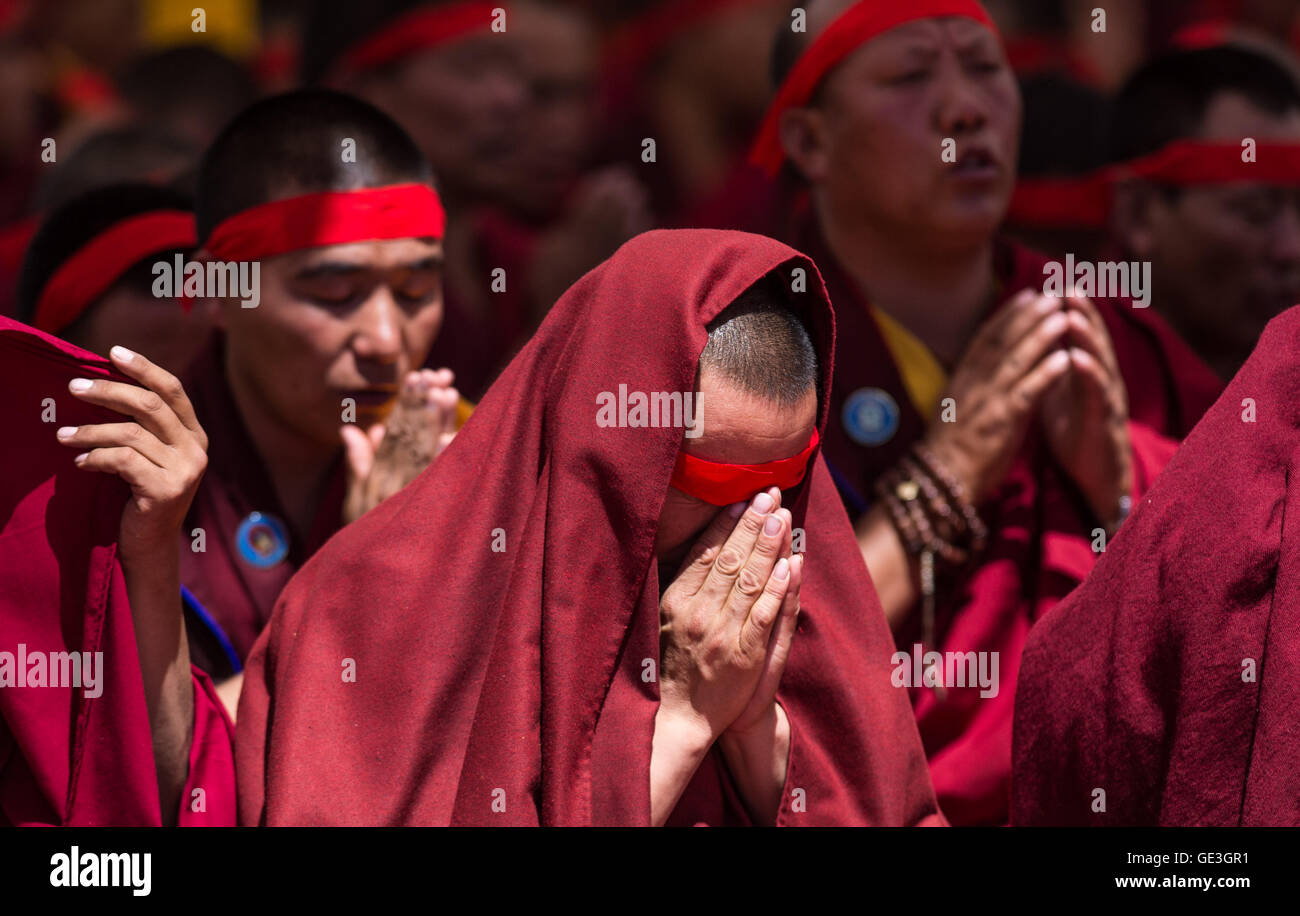 (160722) -- XIGAZE, luglio 22, 2016 (Xinhua) -- Monaci ascoltare il sermone dato dall'undicesimo Panchen Lama Bainqen Erdini Qoigyijabu durante il rituale di Kalachakra in Xigaze, a sud-ovest della Cina di regione autonoma del Tibet, luglio 22, 2016. Il Kalachakra istruzioni fornite dall'undicesimo Panchen Lama ha continuato il venerdì. Il Kalachakra (la ruota del tempo rituale) include una serie di insegnamenti e iniziazioni che sono date dal guru di aiutare i buddisti attraverso il ciclo di vita. Questa è la prima volta in 50 anni che il rituale è stato eseguito in Tibet. Le statistiche più recenti hanno mostrato più di centomila persone hav Foto Stock