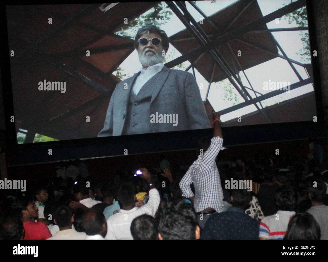 Chennai, India. 22 Luglio, 2016. Gli appassionati di Indian superstar Rajinikanth jump dalle loro sedi durante la visione di un attore nuovo film "Kalabi' in un cinema a Chennai, India, il 22 luglio 2016. Centinaia di Rajinikanth il fans assiepati Cinema in lingua Tamil-language-parlando aree dell India per la cattura di pre-screening all'alba del film ganster 'Kalabi' venerdì. © Stringer/Xinhua/Alamy Live News Foto Stock