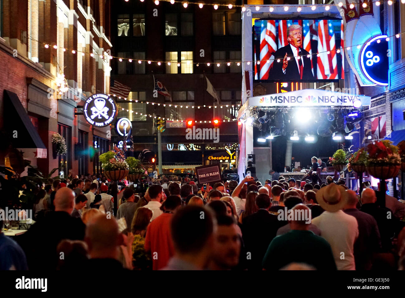 Cleveland, USA. 21 Luglio, 2016. Visitatori ascoltando il discorso della convenzione di Donald Trump nella parte interna della città di Cleveland, USA, 21 luglio 2016. Il discorso chiuso quattro giorni di Convenzione, durante la quale Trump è stato nominato come candidato presidenziale del partito repubblicano. Foto: CHRISTIAN FAHRENBACH/dpa/Alamy Live News Foto Stock