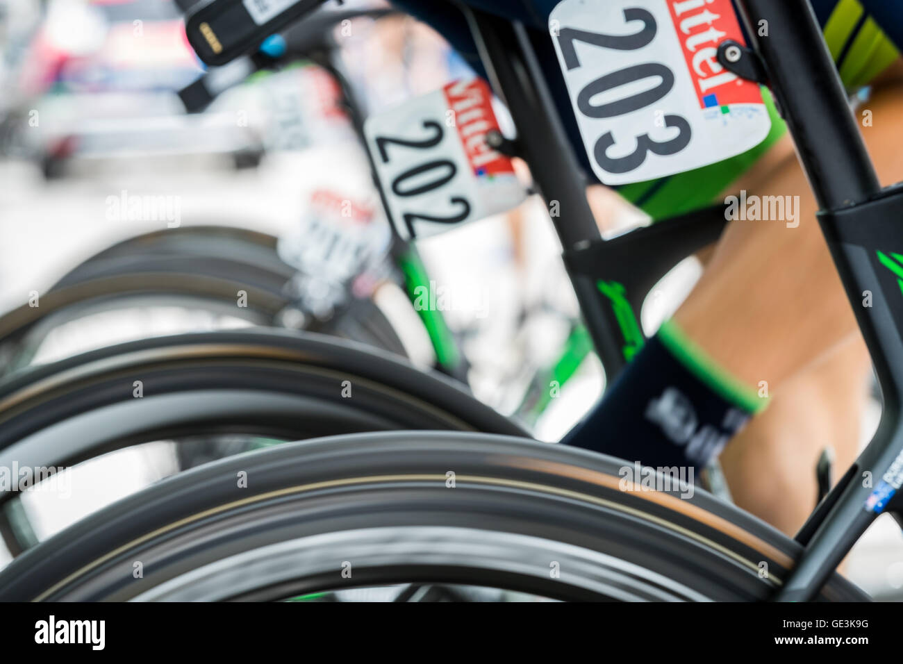 Tour de France. 22 Luglio, 2016. Albertville, Francia. Michael Albasini (Orica-BikeExchange) e Luke Durbridge (Orica-BikeExchange) warm up che anticipa la fase start. Pur non essendo un categorizzati in salita, la tappa è iniziata con un immediato salire di 8.1k al 7 % di gradiente. John Kavouris/Alamy Live News Foto Stock