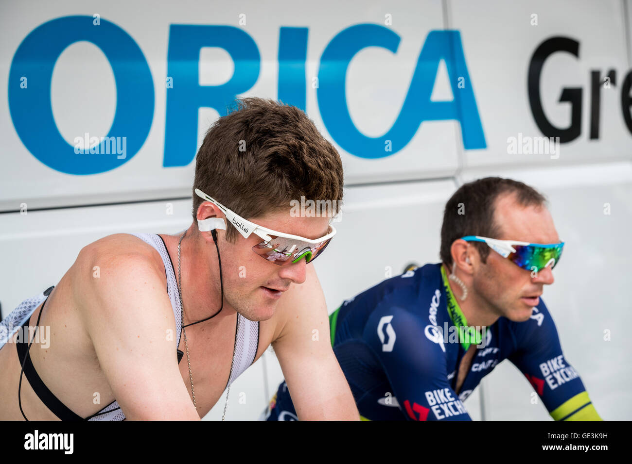 Tour de France. 22 Luglio, 2016. Albertville, Francia. Luke Durbridge (Orica-BikeExchange) e Michael Albasini (Orica-BikeExchange) caldo fino al Orica-Bikebus Exchange prima di iniziare a Albertville. John Kavouris/Alamy Live News Foto Stock