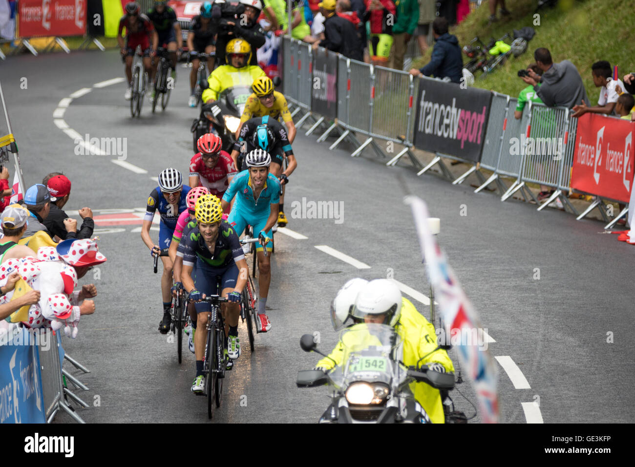 Tour de France. 22 Luglio, 2016. Saint-Gervais-les-Bains, FR. Il gruppo GC si avvicina alla finale di 500m della salita a Saint-Gervais. Dopo un arresto in chiusura chilometri,Chris Froome (Team Sky) scambiati su una squadra bike e a ponte torna al gruppo. John Kavouris/Alamy Live News Foto Stock