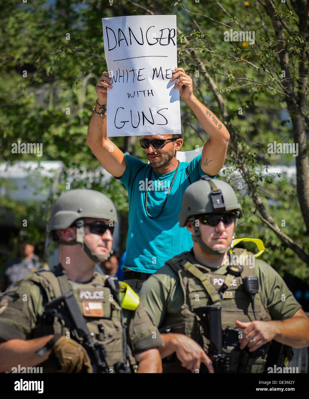 Cleveland, Ohio, USA. 19 Luglio, 2016. Gli ufficiali di polizia di guardare un gruppo crescente di manifestanti sulla pubblica piazza durante la Convention Nazionale Repubblicana. © Bryan Woolston/zReportage.com/ZUMA filo/Alamy Live News Foto Stock