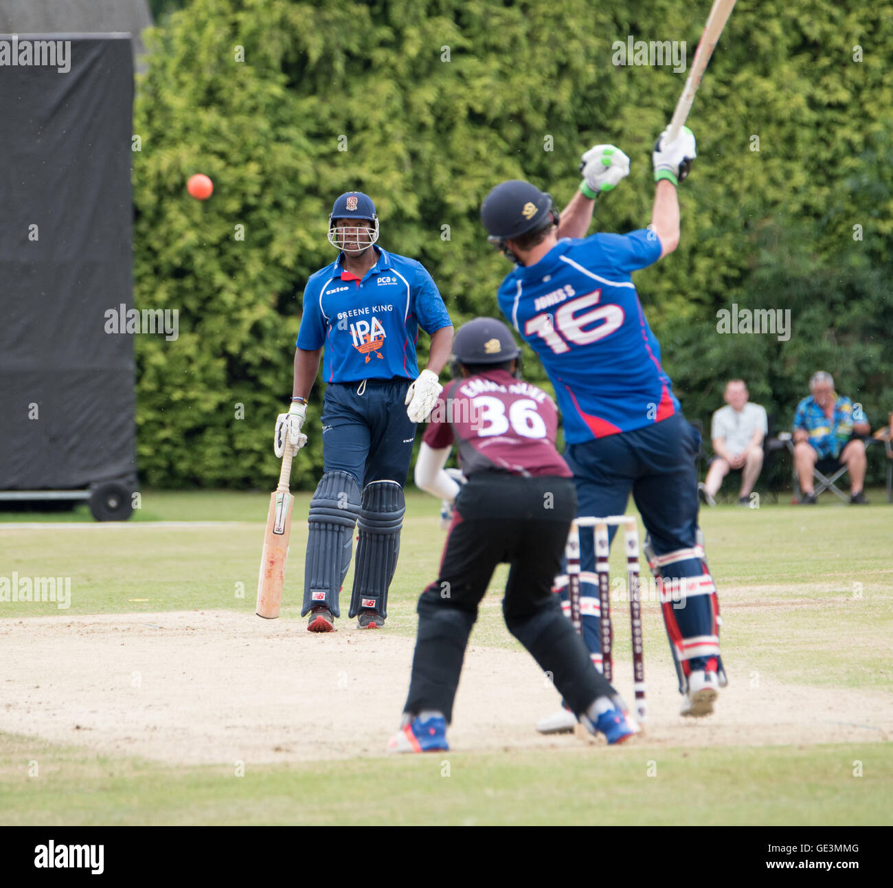 Brentwood, Essex, 22 luglio 2016, Simon Jones del PCA capitani inglesi di Cricket bussa la sfera contro Brentwood Cricket Club Credito: Ian Davidson/Alamy Live News Foto Stock