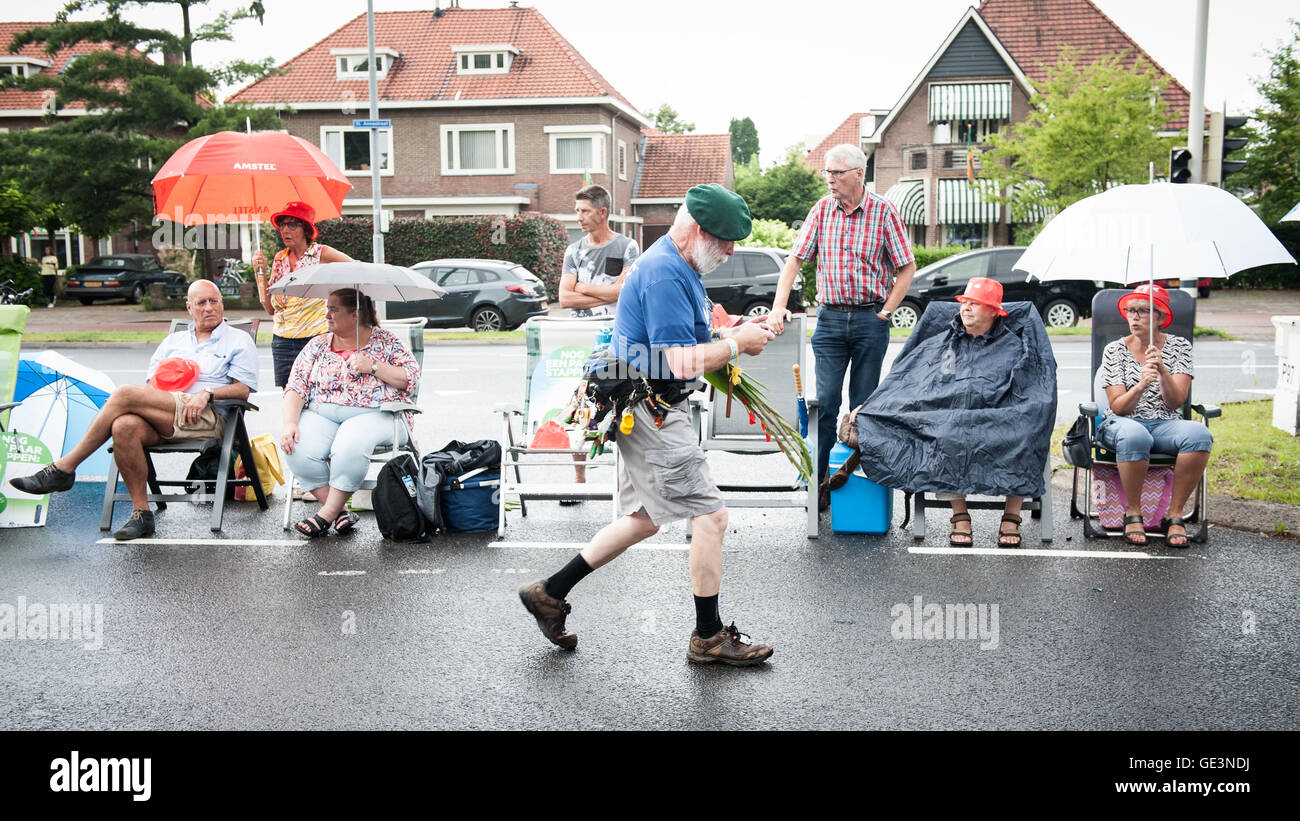 Nijmegen, Paesi Bassi. 22 Luglio, 2016. Poiché è il più grande del mondo multi-giorno evento a piedi, quattro giorni Marche è visto come il primo esempio di sportività e di legame internazionale tra i militari soldati e donne e civili provenienti da molti paesi diversi. Il giorno finale di marching attraversa gravi, Cuijk, Overasselt e Malden. Il sensore di pioggia, temporali, saluta e venti forti attese nei Paesi Bassi per le prossime ore, ha catturato la Vierdaagse organizzatori completamente fuori di guardia. Credito: Romy Arroyo Fernandez/Alamy Live News Foto Stock