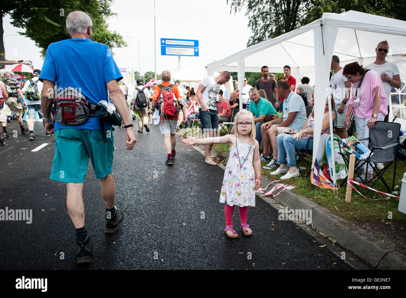 Nijmegen, Paesi Bassi. 22 Luglio, 2016. Poiché è il più grande del mondo multi-giorno evento a piedi, quattro giorni Marche è visto come il primo esempio di sportività e di legame internazionale tra i militari soldati e donne e civili provenienti da molti paesi diversi. Il giorno finale di marching attraversa gravi, Cuijk, Overasselt e Malden. Il sensore di pioggia, temporali, saluta e venti forti attese nei Paesi Bassi per le prossime ore, ha catturato la Vierdaagse organizzatori completamente fuori di guardia. Credito: Romy Arroyo Fernandez/Alamy Live News Foto Stock