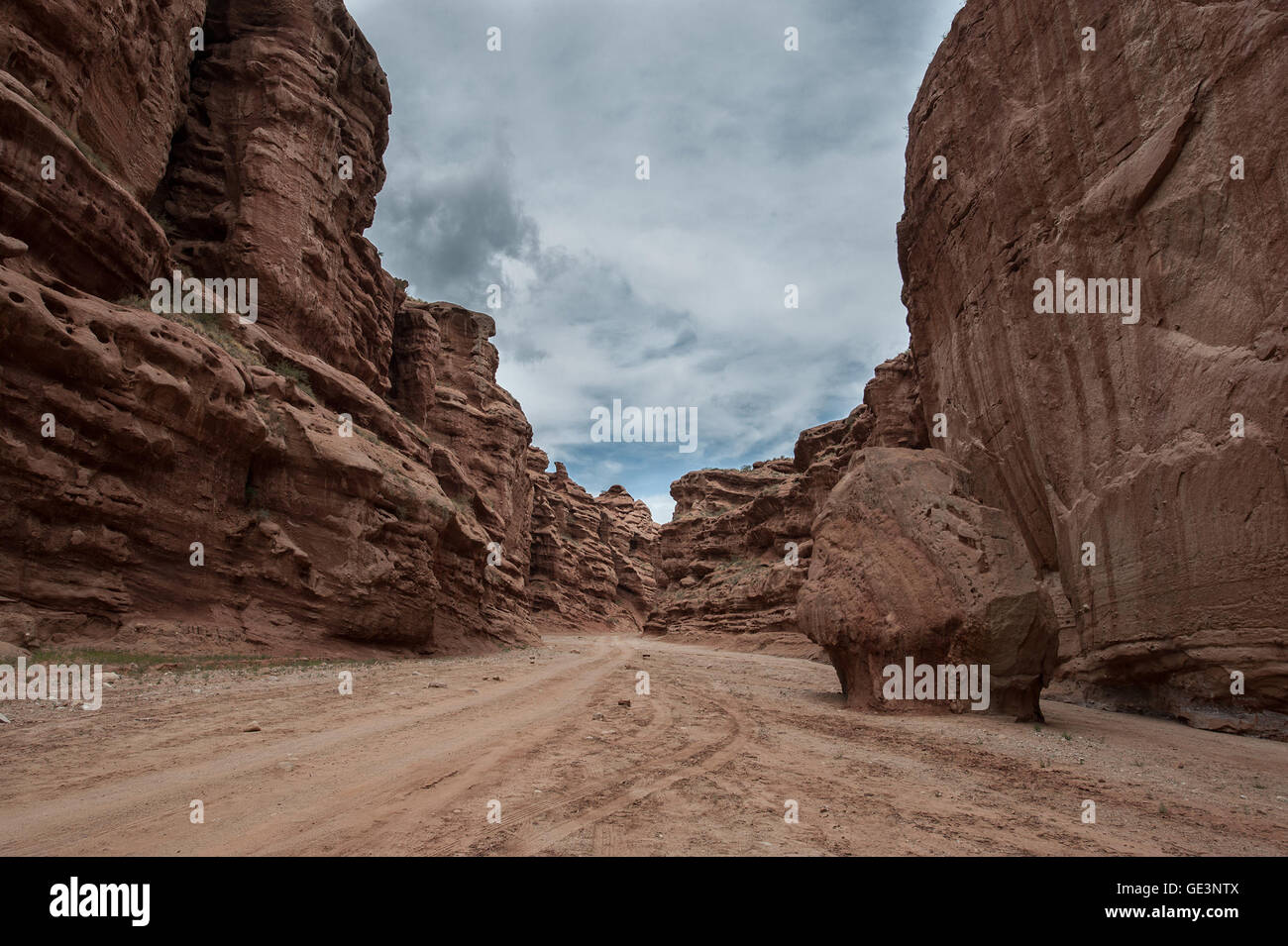 Aksu. 22 Luglio, 2016. Foto scattata a luglio 22, 2016 mostra paesaggio della Tomur Grand Canyon in Wensu contea di Aksu Prefettura, a nord-ovest della Cina di Xinjiang Uygur Regione autonoma. Tomur Grand Canyon, che ha varie landforms, è stato elencato come la Cina Nazionale del parco geologico. © Liu Yuhe/Xinhua/Alamy Live News Foto Stock