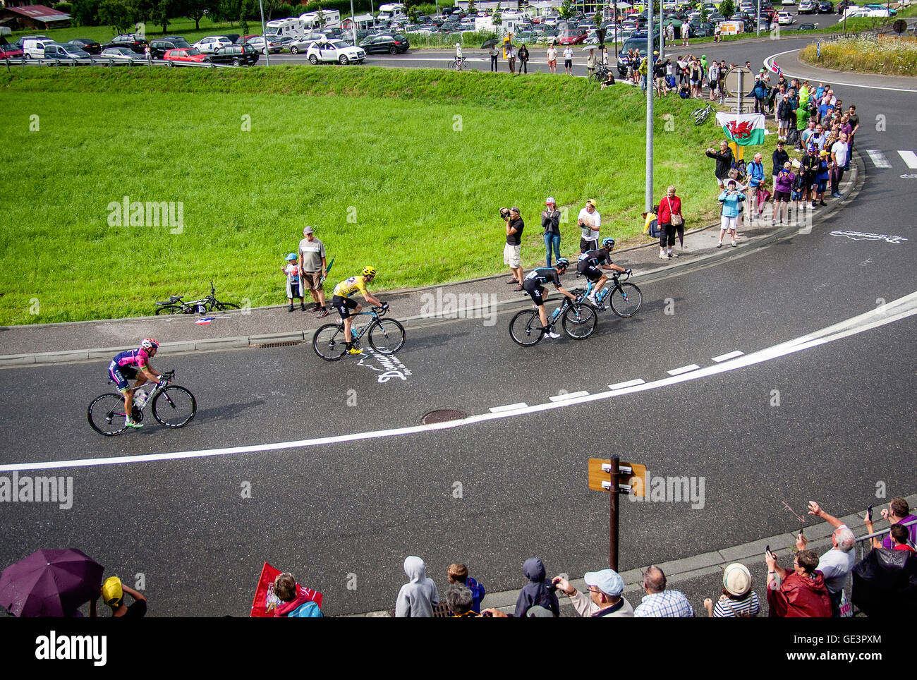 Chris Froome in Domancy dopo la sua caduta durante la fase 19 del 2016 Tour de France. Il pregiudizio sulla sua schiena è chiaramente visibile. Credito: Mark Steward/Alamy Live News Foto Stock