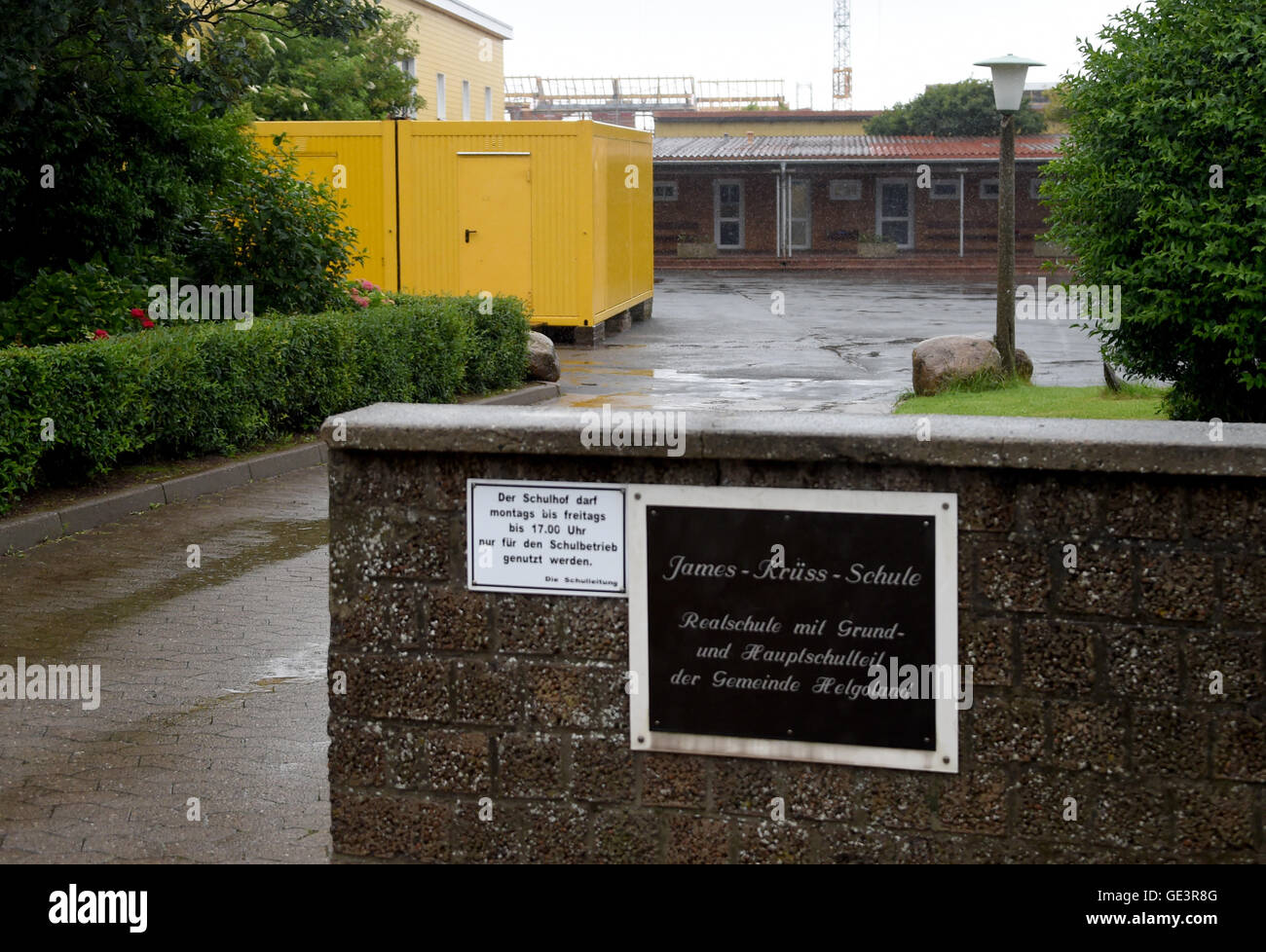 Helgoland, Germania. 5 Luglio, 2016. La vista sul cortile della scuola del James Kruess school di Helgoland, Germania, 5 luglio 2016. Quando gli studenti hanno bisogno di visitare una scuola sulla terraferma, genitori di ricevere più denaro da dopo le vacanze estive. Molti Nord Frisoni domanda ora questa concessione per la loro isola gli alunni come bene. Foto: Carsten Rehder/dpa/Alamy Live News Foto Stock