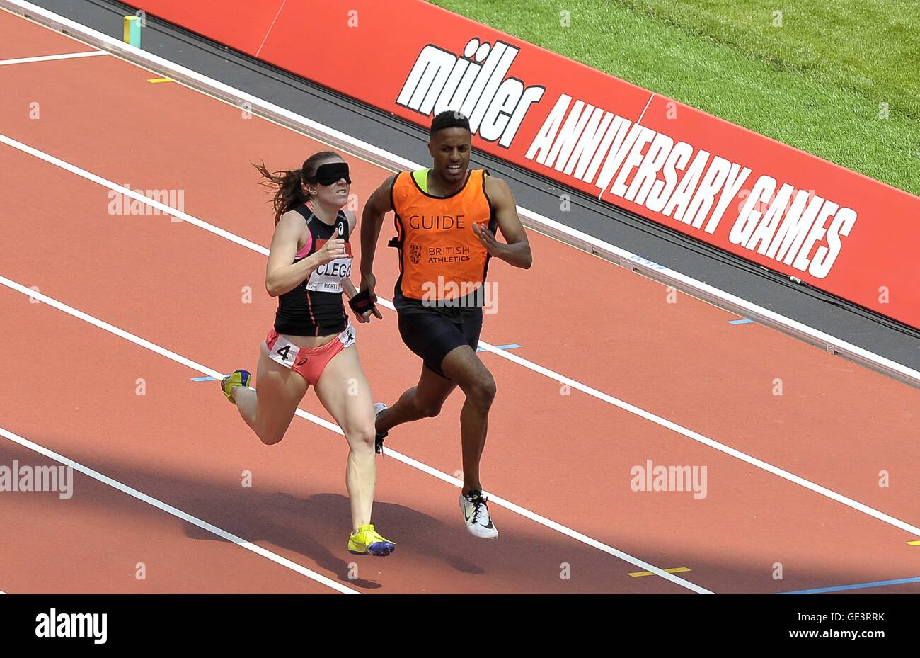 Londra, Regno Unito. 23 Luglio, 2016. Libby Clegg (GBR) e la sua guida Ryan Asquith nella womens 200m T11/12. Giochi di anniversario. London Diamond League. Stadio Olimpico. Queen Elizabeth Olympic Park. Stratford. Londra. Regno Unito. 23/07/2016. Credito: Sport In immagini/Alamy Live News Foto Stock