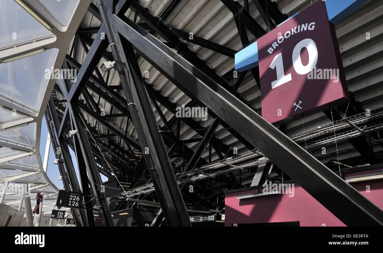 Londra, Regno Unito. 23 Luglio, 2016. Trevor Brooking, numero 10, si blocca all'interno di uno degli ingressi. Giochi di anniversario. London Diamond League. Stadio Olimpico. Queen Elizabeth Olympic Park. Stratford. Londra. Regno Unito. 23/07/2016. Credito: Sport In immagini/Alamy Live News Foto Stock