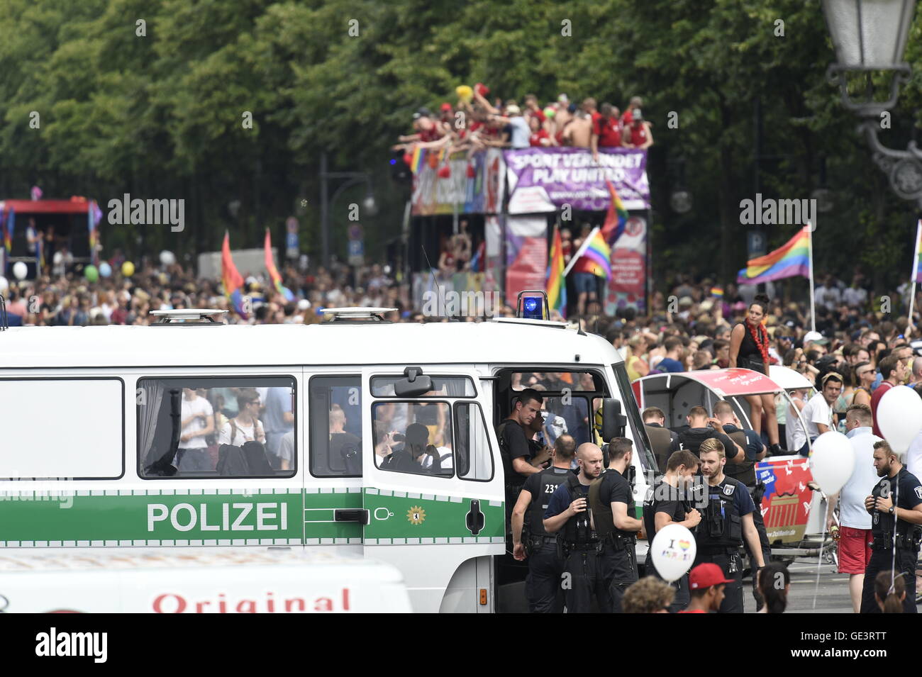 Berlino, Germania. 23 Luglio, 2016. Polizia stanno seguendo da vicino i partecipanti alla trentottesima Christopher Street Day (CSD) stanno facendo la loro strada attraverso la città con una sfilata di Berlino, Germania, 23 luglio 2016. Foto: RAINER JENSEN/DPA/Alamy Live News Foto Stock