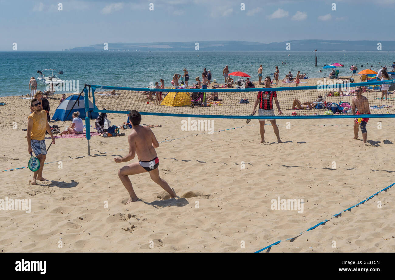 Persone che giocano a beach tennis a Bournemouth, Regno Unito Foto Stock